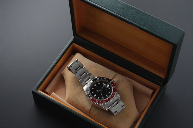 ビジネスで着用する海外ブランドの腕時計の買い方とは！？